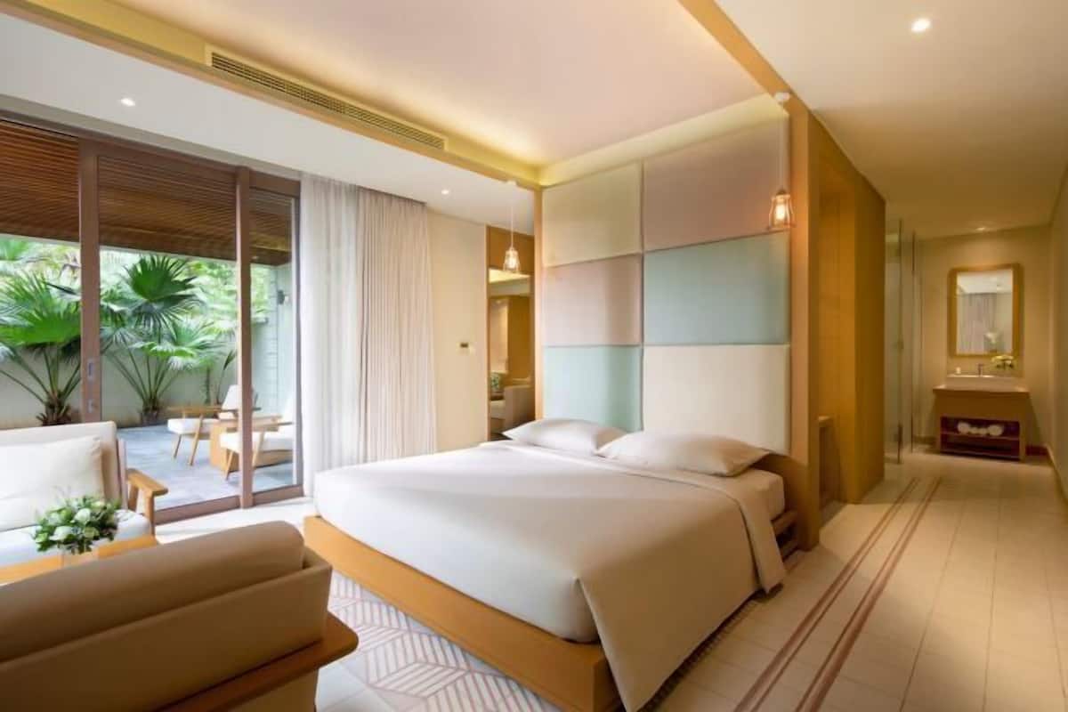 2 bedrooms, minibar, in-room safe, desk