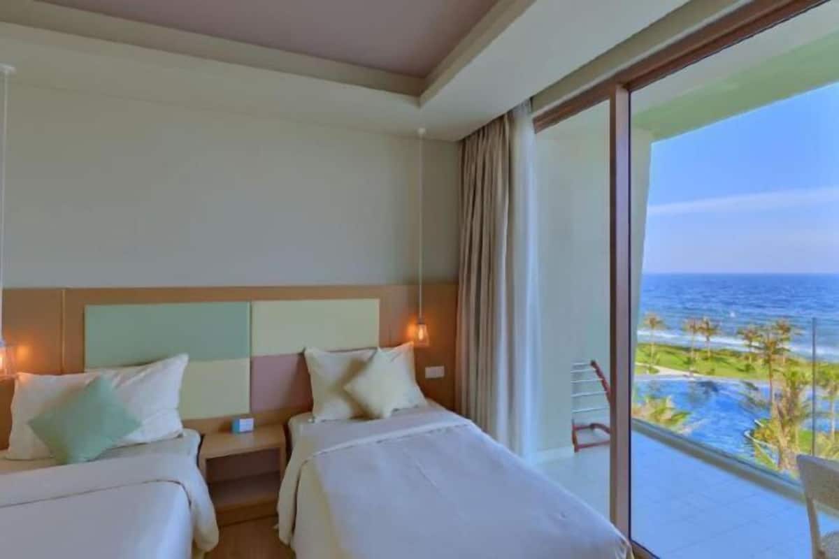 2 bedrooms, minibar, in-room safe, desk