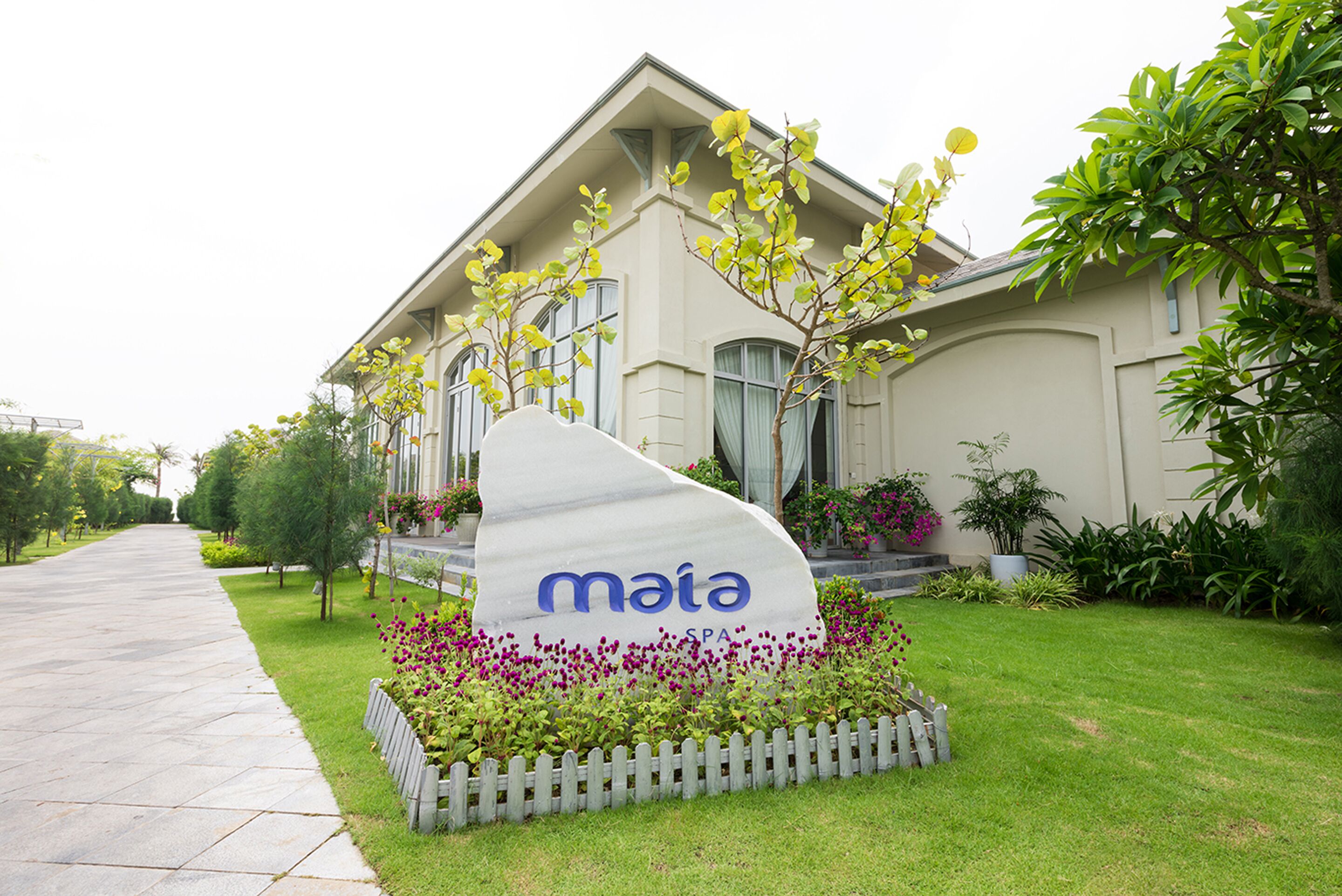 sauna, steam room, body treatments, aromatherapy, hot stone massages