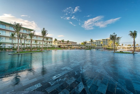 Una piscina techada, una piscina al aire libre. FLC Luxury Hotel Samson