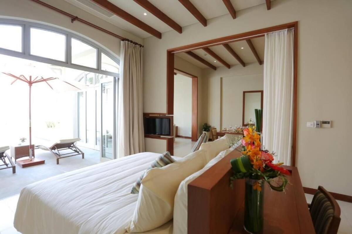 Suite, 1 kingsize-seng, bassengutsikt | Minibar, safe på rommet, skrivebord og blendingsgardiner