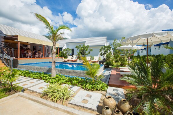 Outdoor pool, sun loungers