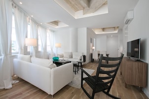 Ropa de cama de alta calidad y caja de seguridad en la habitación 