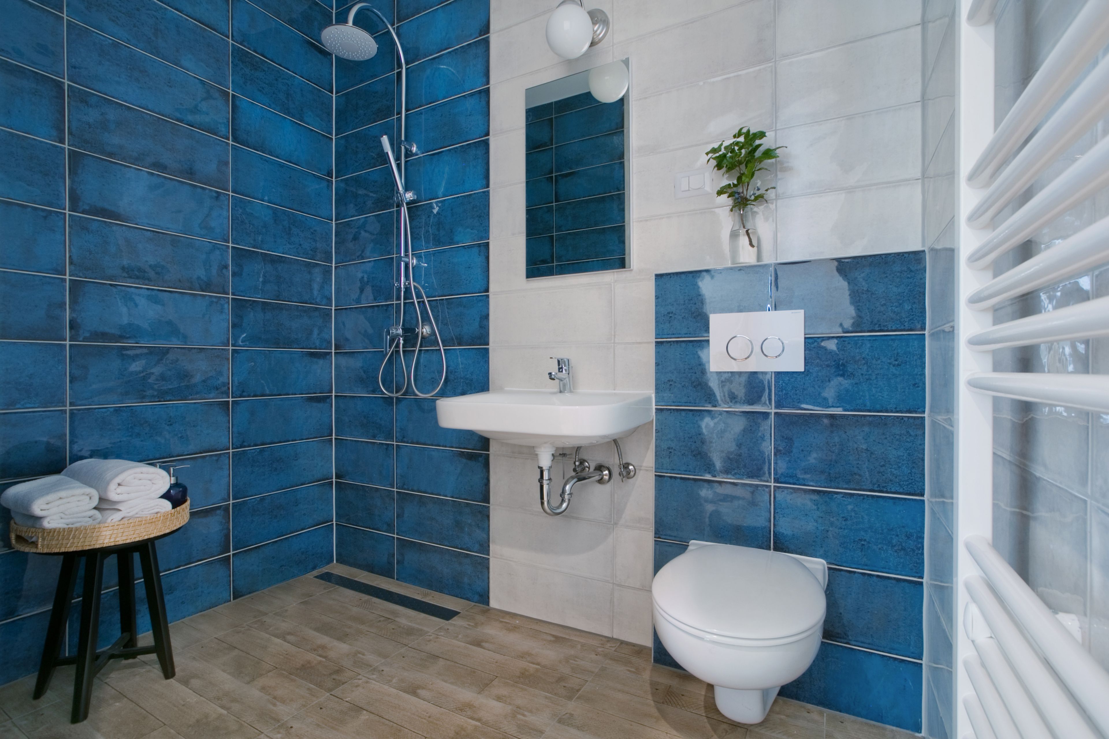 ラグジュアリー アパートメント 1 ベッドルーム | バスルーム | バスアメニティ (無料)、スリッパ、タオル