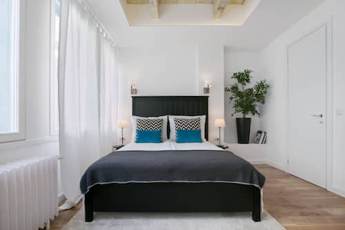 Estudio Deluxe | Ropa de cama de alta calidad y caja de seguridad en la habitación