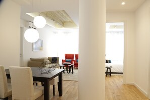 Luxury Apartment, 2 Bedrooms | In-room dining