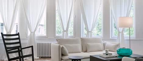 Appartamento Luxury, 1 camera da letto | Area soggiorno | TV a schermo piatto