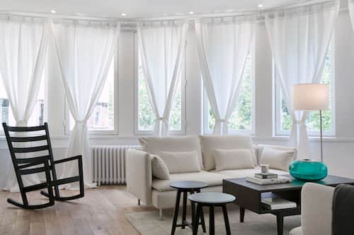 Departamento de lujo, 1 habitación | Área de sala de estar | Televisión de pantalla plana