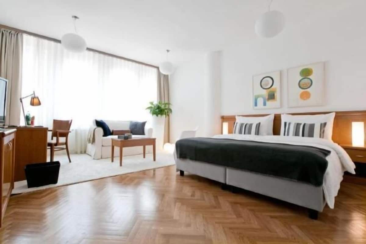 Ylelliset vuodevaatteet, tallelokero huoneessa, työpöytä