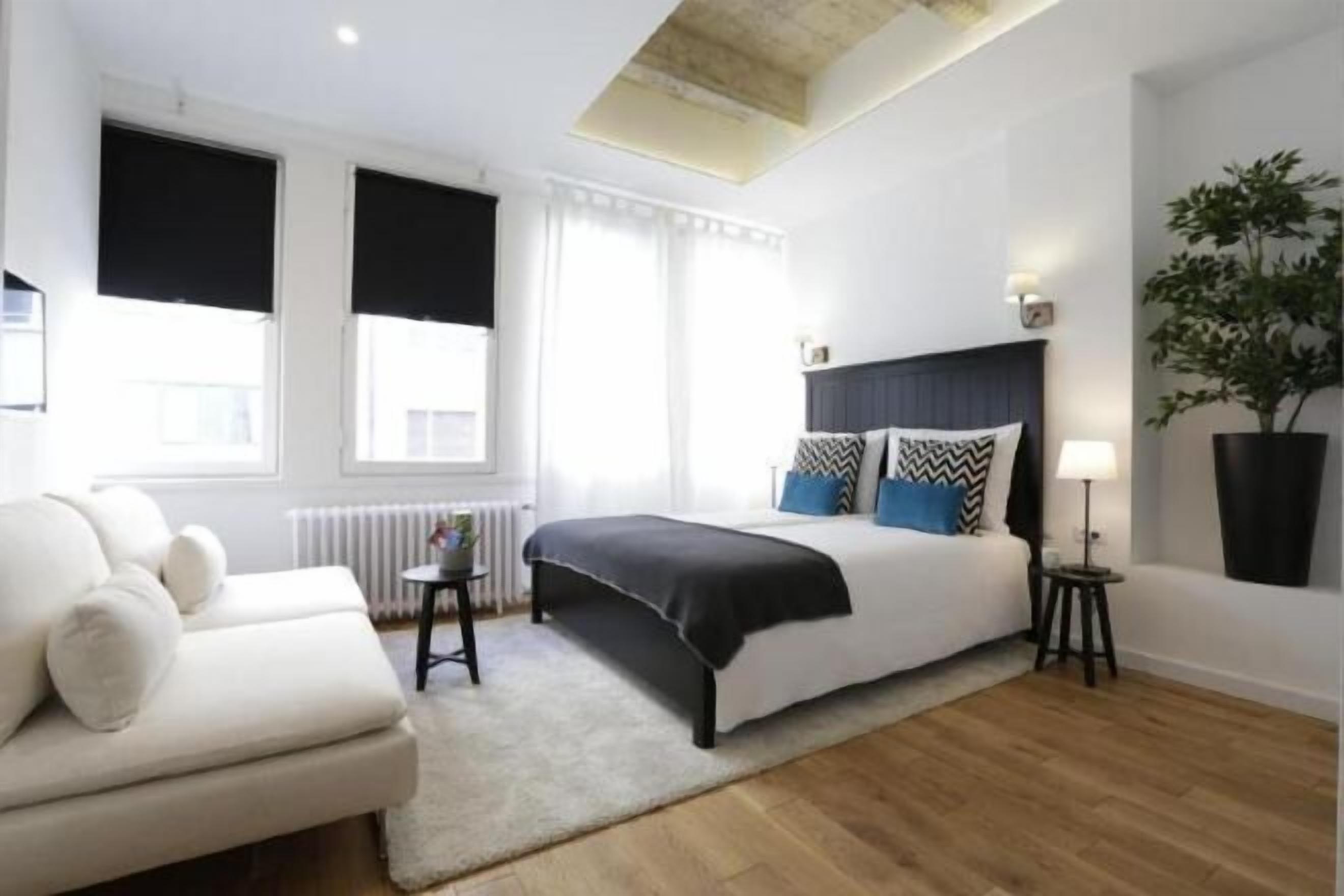 Premium bedding, in-room safe, desk, iron/ironing board