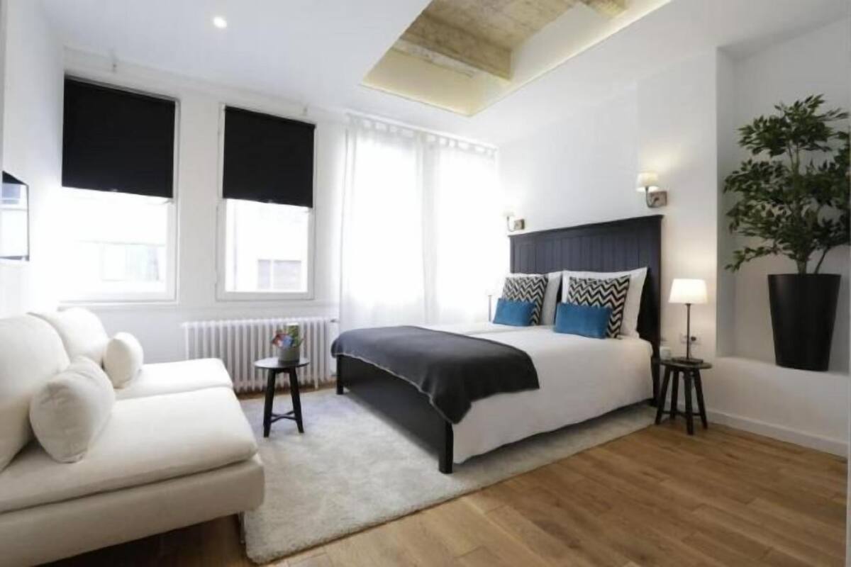 Premium bedding, in-room safe, desk, iron/ironing board