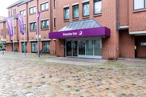 A brick building with a purple awning labeled 'Premier Inn.' - Premier Inn Braunschweig City Centre (Braunschweig)