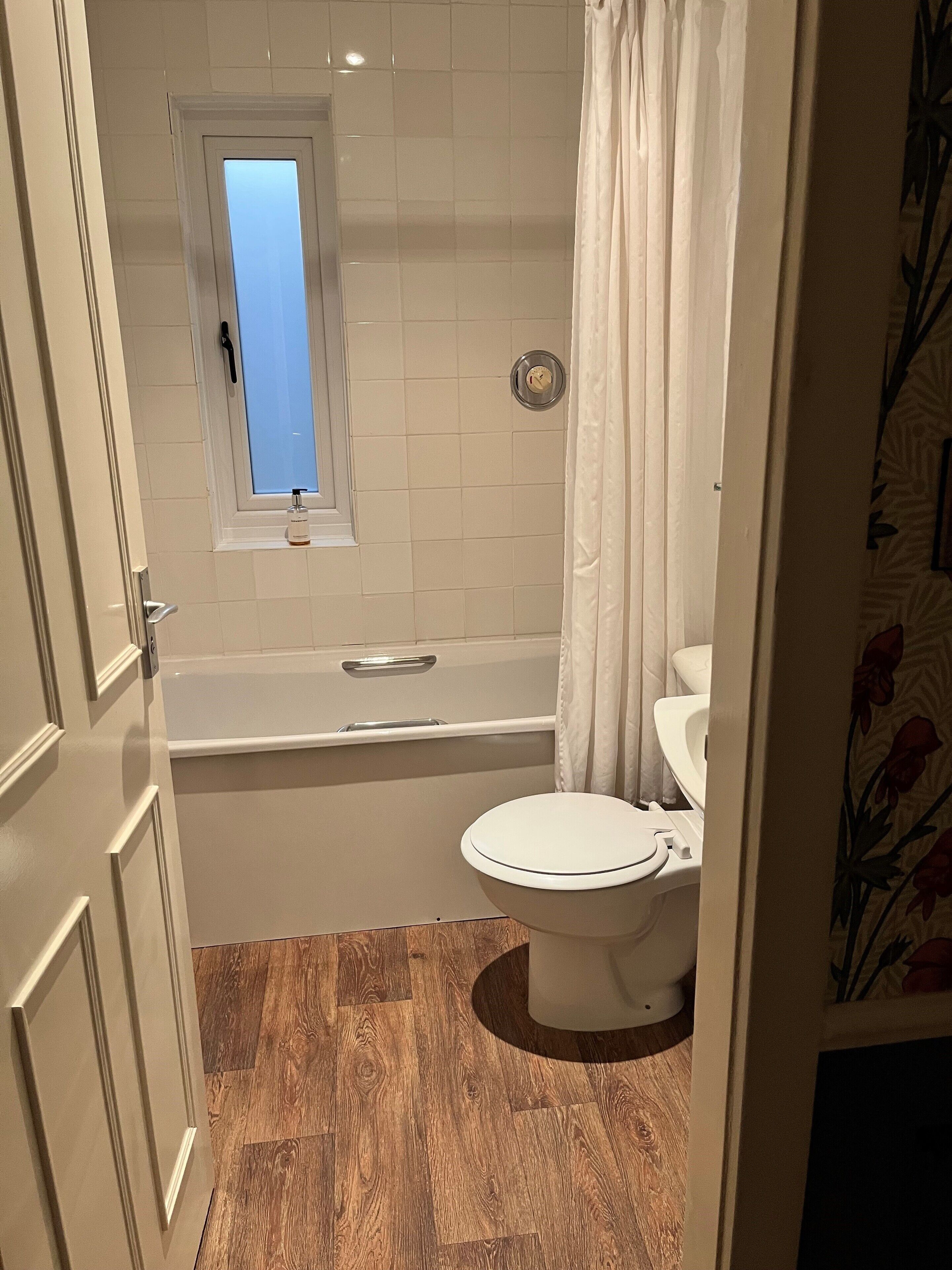 classic double room | bathroom | free toiletries, hair dryer, towels, soap