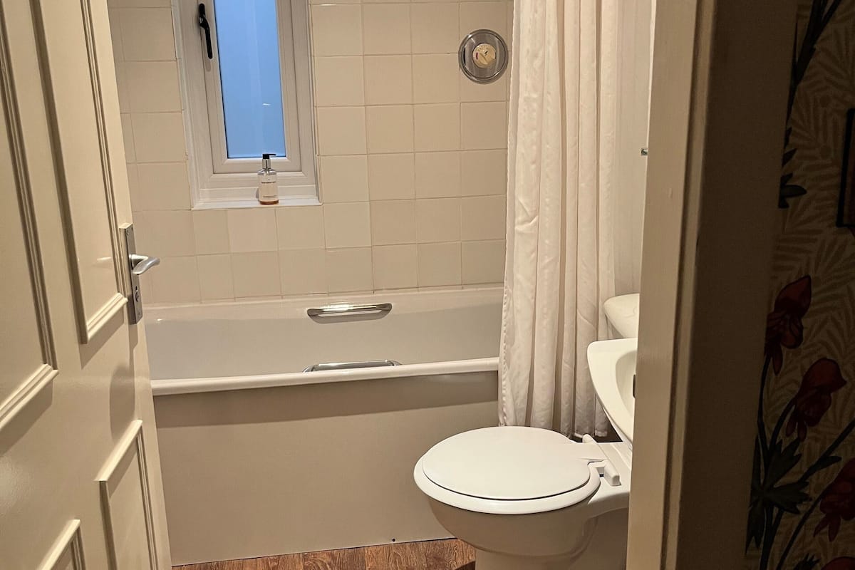 classic double room | bathroom | free toiletries, hair dryer, towels, soap