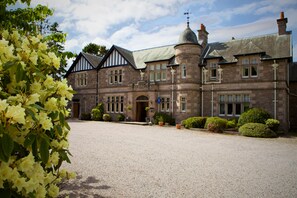 Front of property - Ramnee Hotel (Forres)