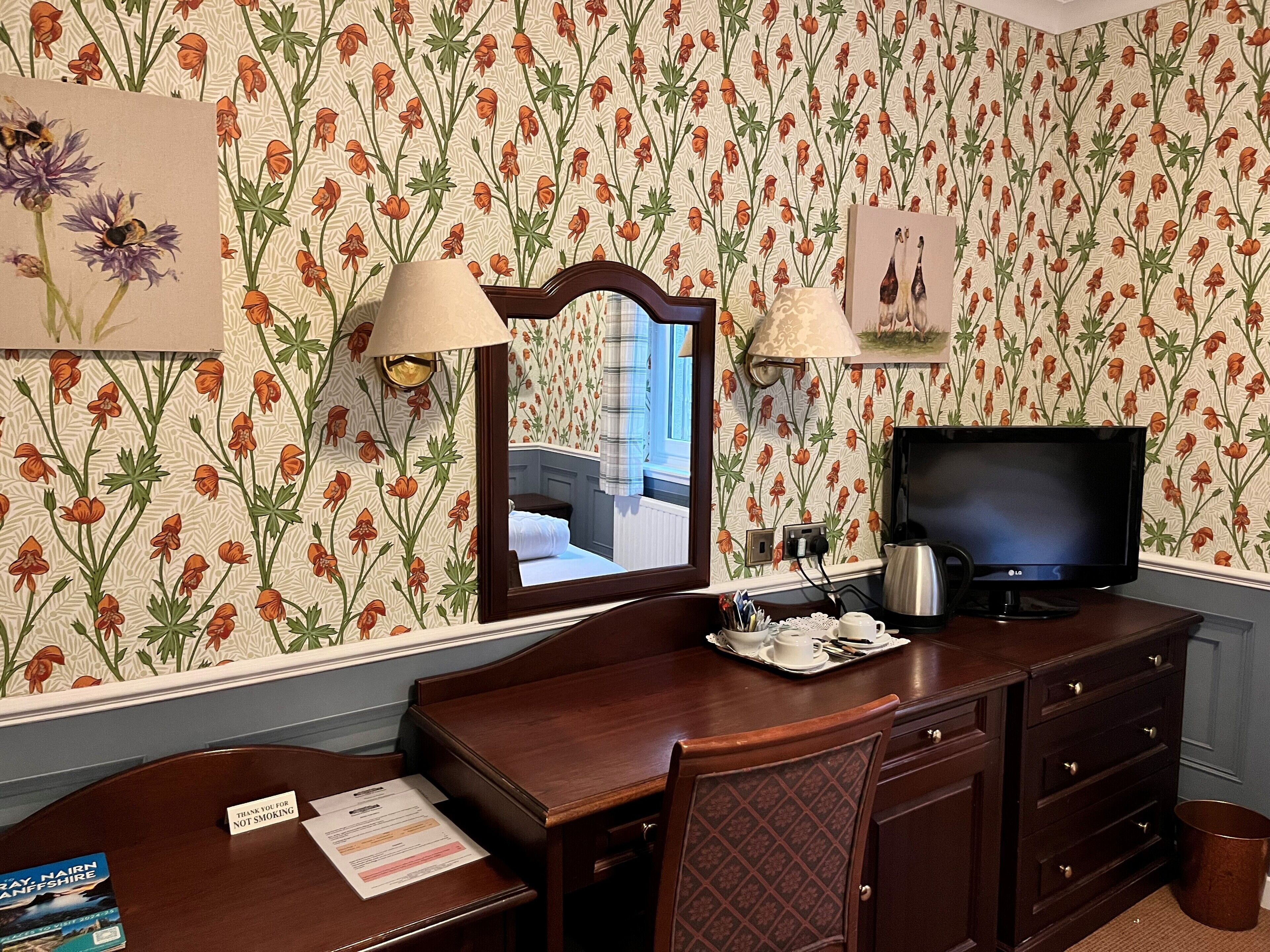 classic double room | living area | flat-screen tv