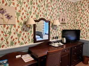 Chambre classique double | Aire de séjour | Téléviseur à écran plat