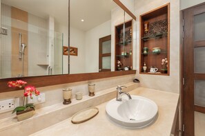 Premium-Villa, 3 Schlafzimmer, Poolblick | Badezimmer | Dusche, kostenlose Toilettenartikel, Haartrockner, Bademäntel