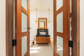 Design-Villa | Badezimmer | Dusche, kostenlose Toilettenartikel, Haartrockner, Bademäntel