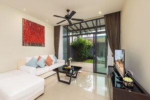 コンフォート ヴィラ 3 ベッドルーム テラス プールビュー | リビング エリア | 薄型テレビ、DVD プレーヤー