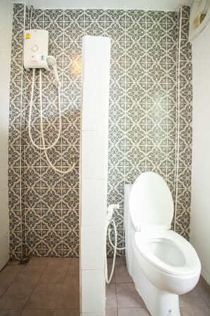 Dormitorio compartido | Baño | Ducha, artículos de higiene personal gratuitos y toallas