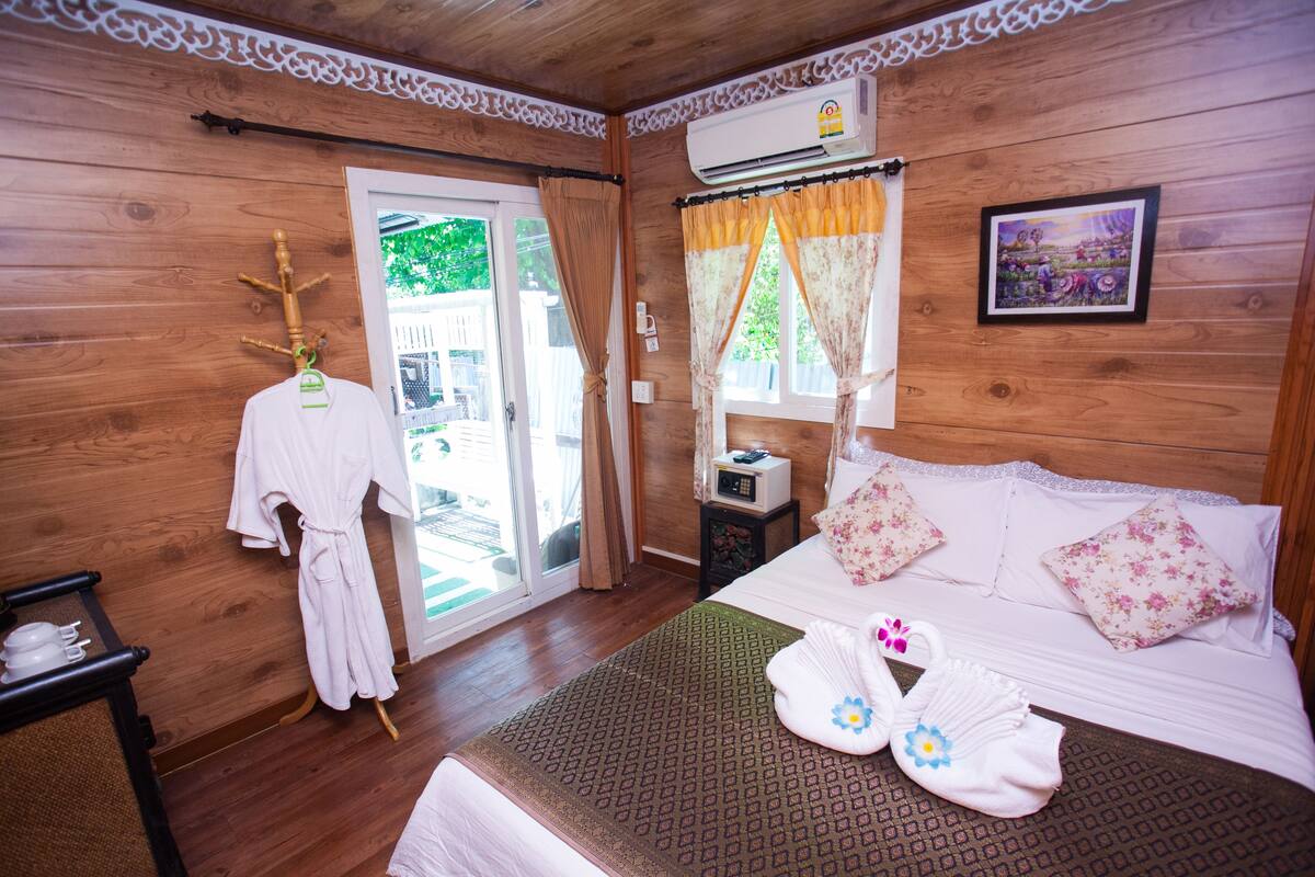 Superior Room, 1 Bedroom, Ensuite | In-room safe, rollaway beds, free WiFi