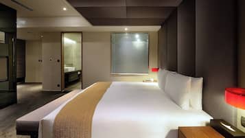 Minibar, brankas, meja kerja, dan Wi-Fi gratis