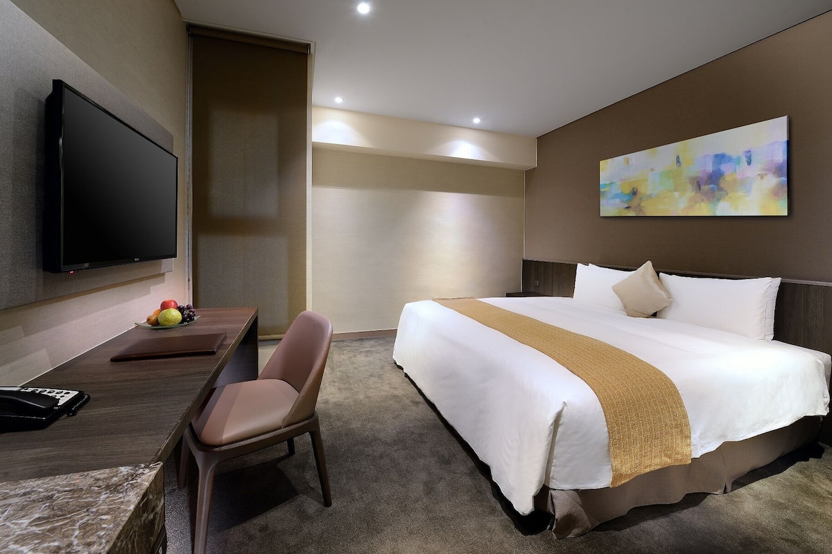 Minibar, in-room safe, desk, free WiFi