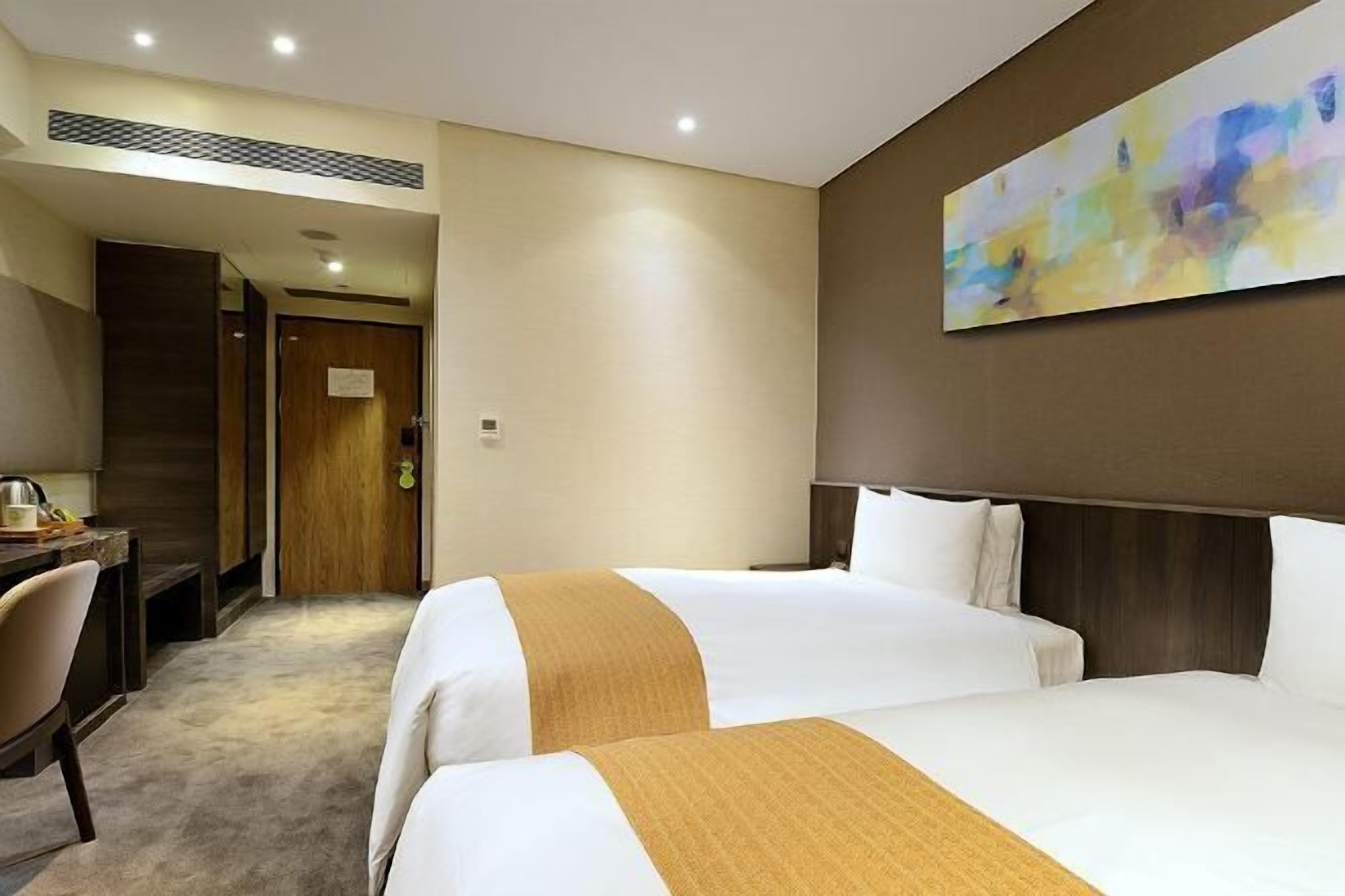 Minibar, coffres-forts dans les chambres, bureau, Wi-Fi gratuit