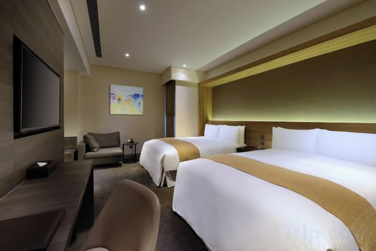 มินิบาร์, ตู้นิรภัยในห้องพัก, โต๊ะทำงาน, Wi-Fi ฟรี