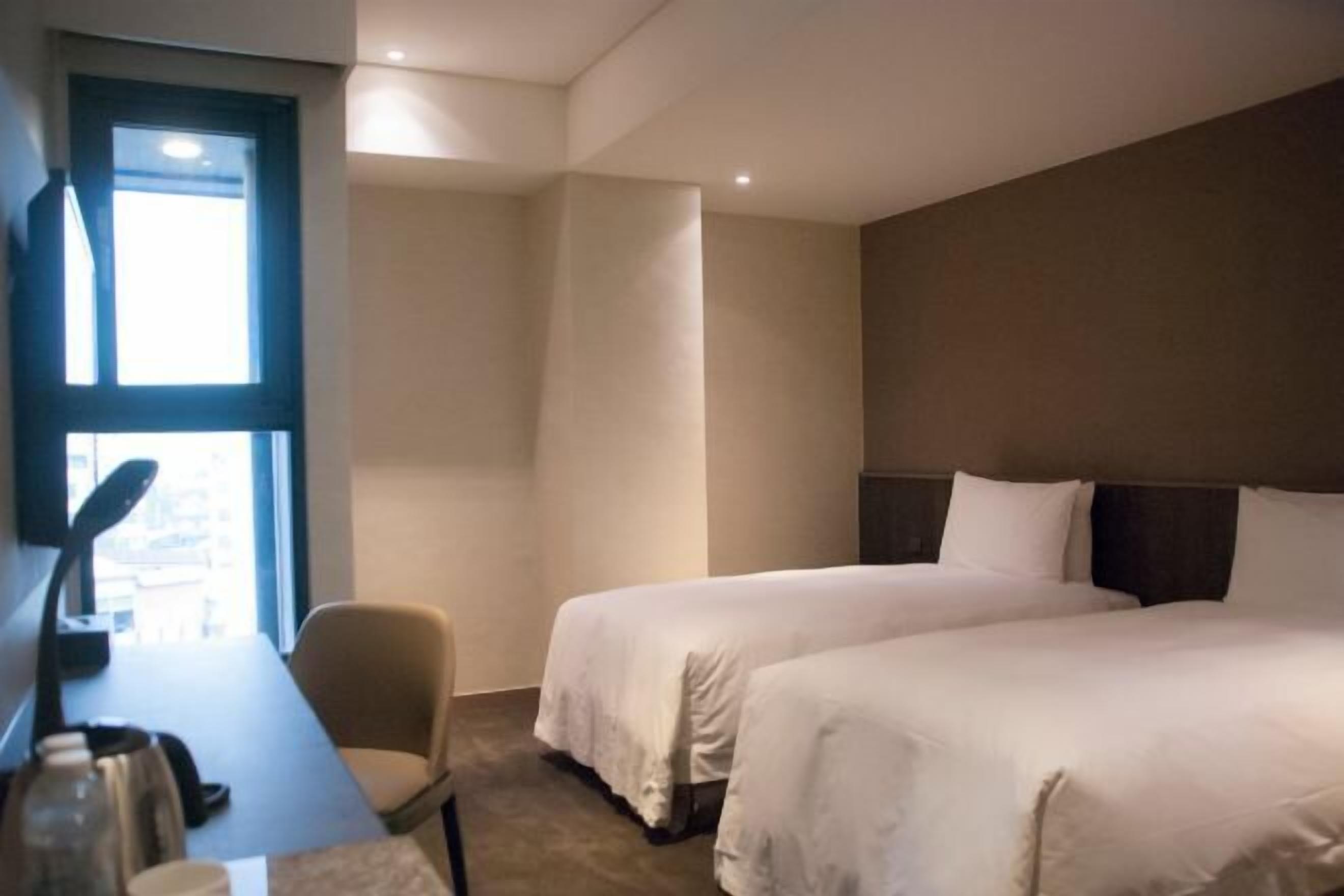 Minibar, coffres-forts dans les chambres, bureau, Wi-Fi gratuit