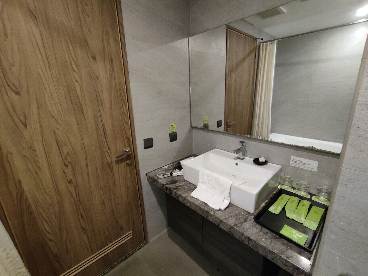 standard triple room | bathroom | shower, free toiletries, hair dryer, slippers