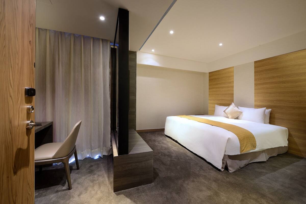 deluxe double room | 1 bedroom, minibar, in-room safe, desk