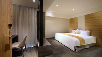 Phòng đôi Deluxe | Minibar, két bảo mật tại phòng, bàn