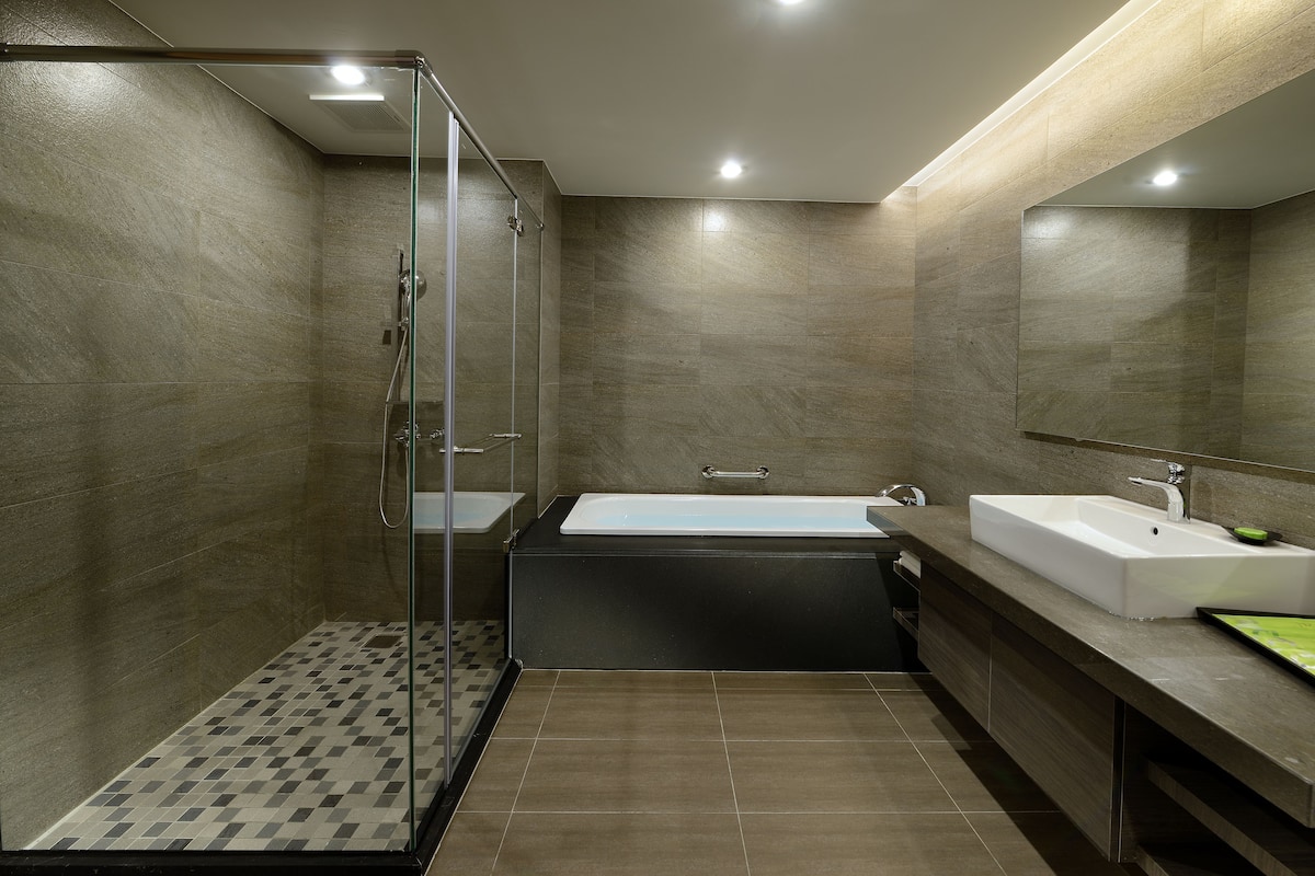 deluxe double room | bathroom | shower, free toiletries, hair dryer, slippers