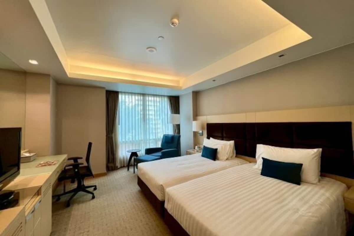 객실 내 금고, 책상, 노트북 작업 공간, 암막 커튼