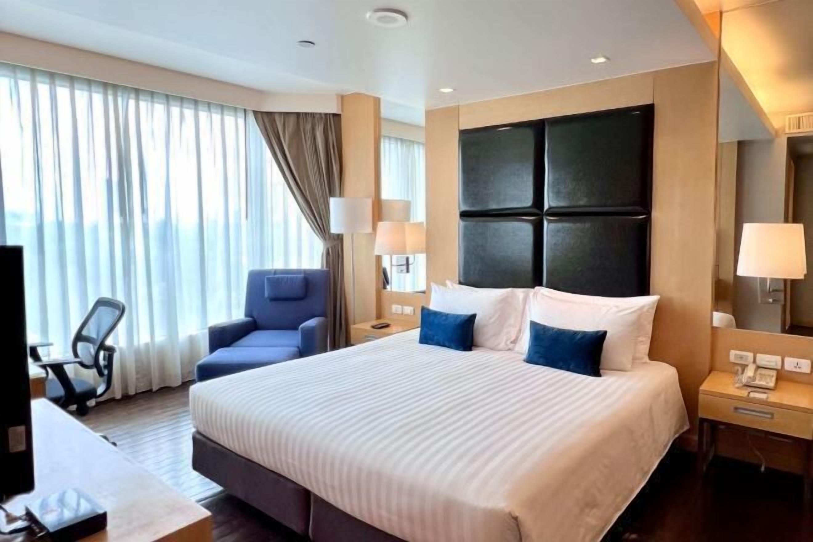 In-room safe, individually furnished, desk, laptop workspace