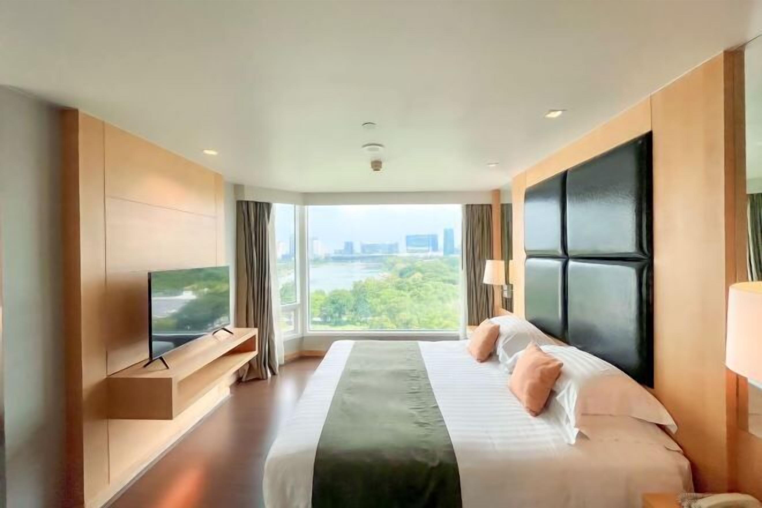 In-room safe, individually furnished, desk, laptop workspace