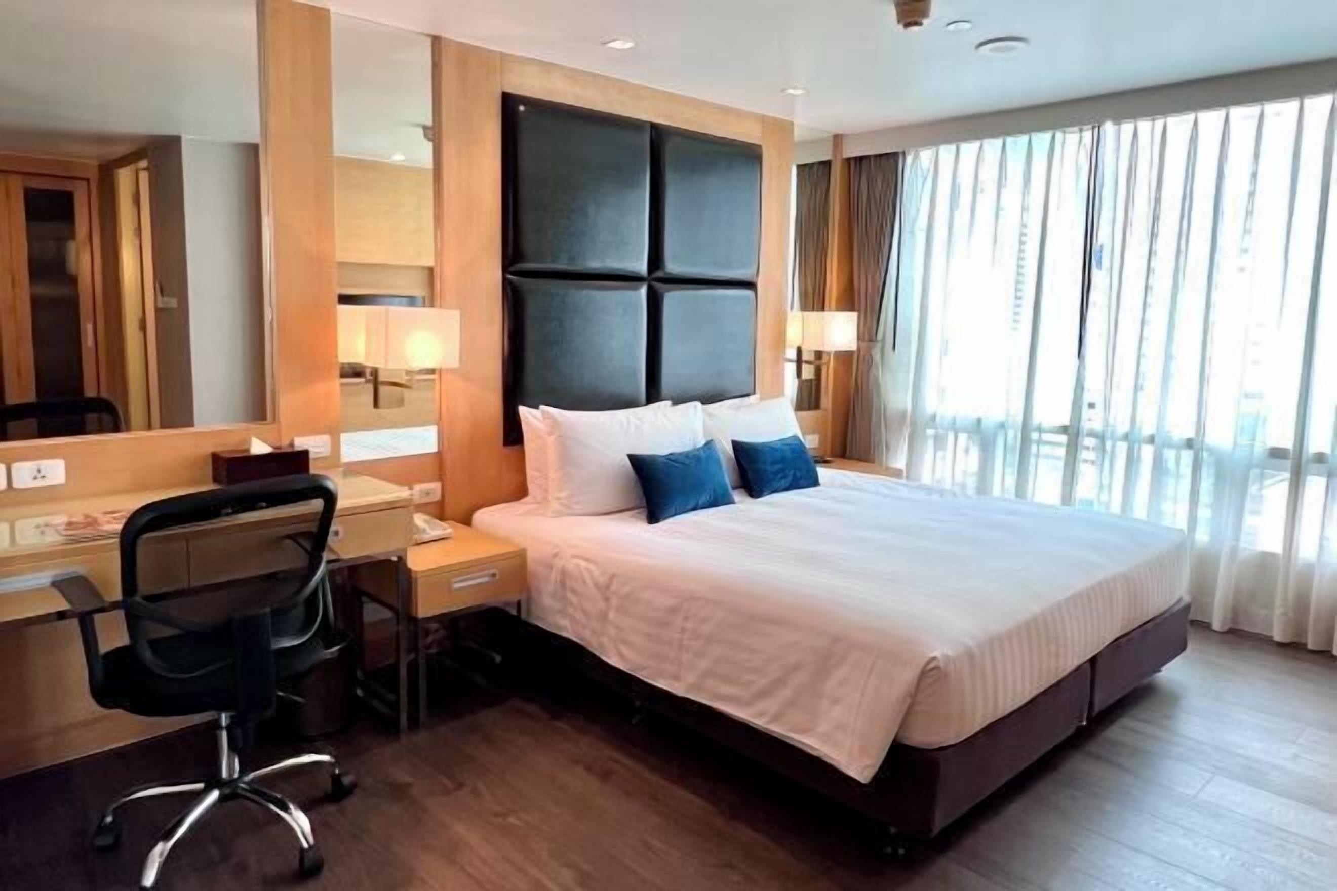 In-room safe, individually furnished, desk, laptop workspace