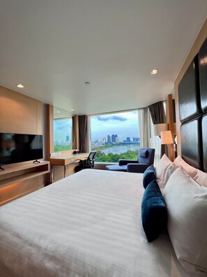 In-room safe, individually furnished, desk, laptop workspace - Sora Resort & Suites Sukhumvit (Bangkok)