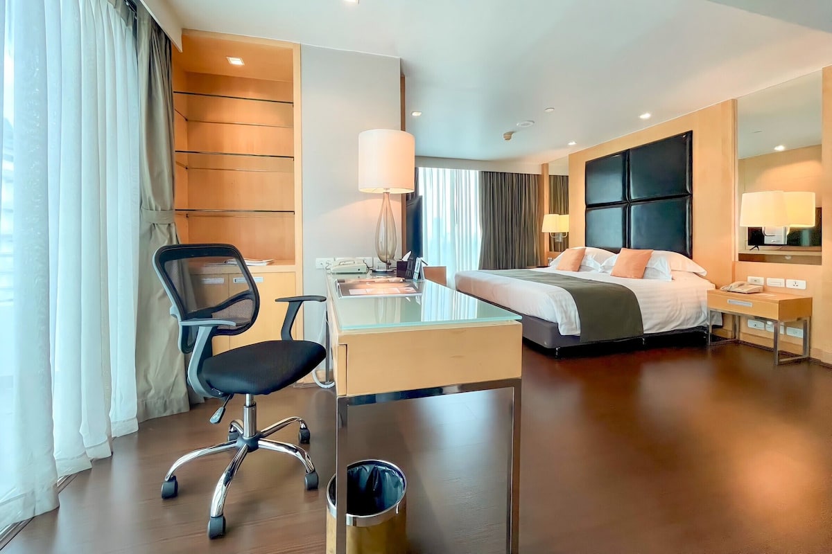 Attico Signature, vista lago | 1 camera, una cassaforte in camera, con arredamento individuale