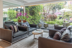 Lobby sitting area - Sora Resort & Suites Sukhumvit (Bangkok)