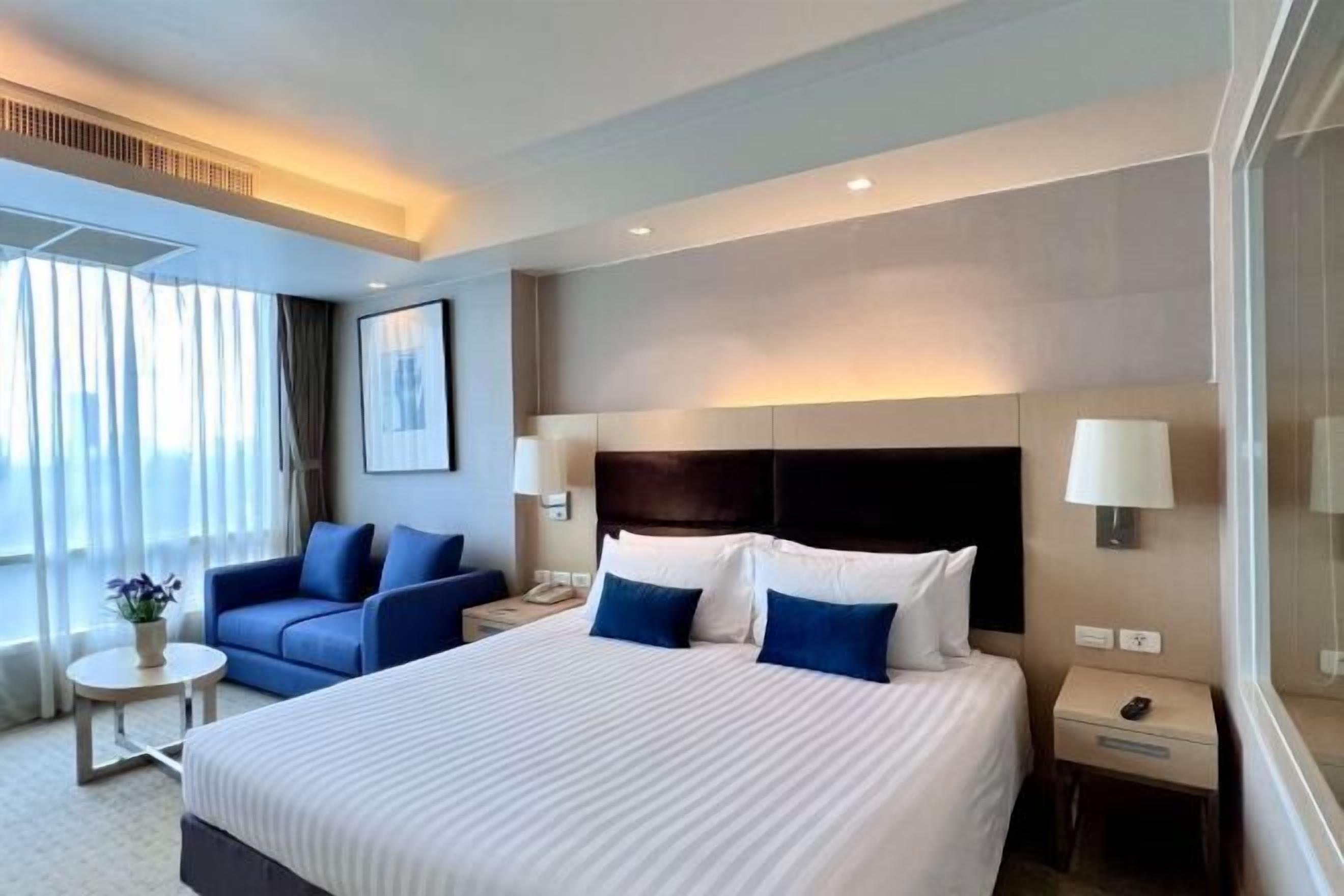 In-room safe, individually furnished, desk, laptop workspace