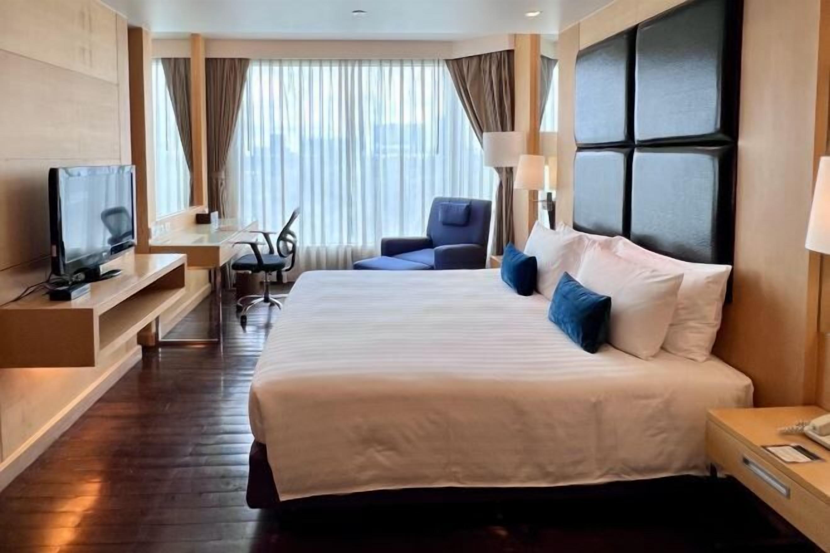 In-room safe, individually furnished, desk, laptop workspace