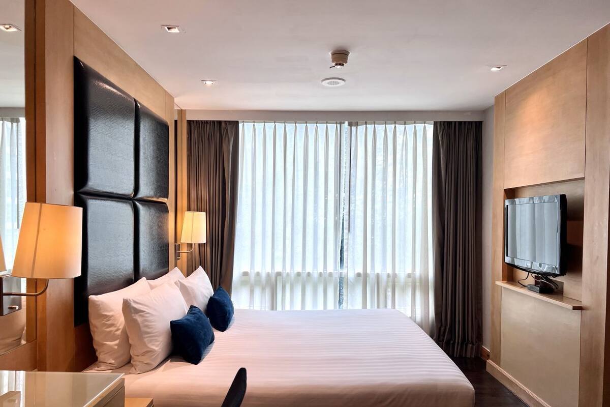 Deluxe One Bedroom Suite (City View) | Caja fuerte, escritorio, espacio para trabajar con un portátil