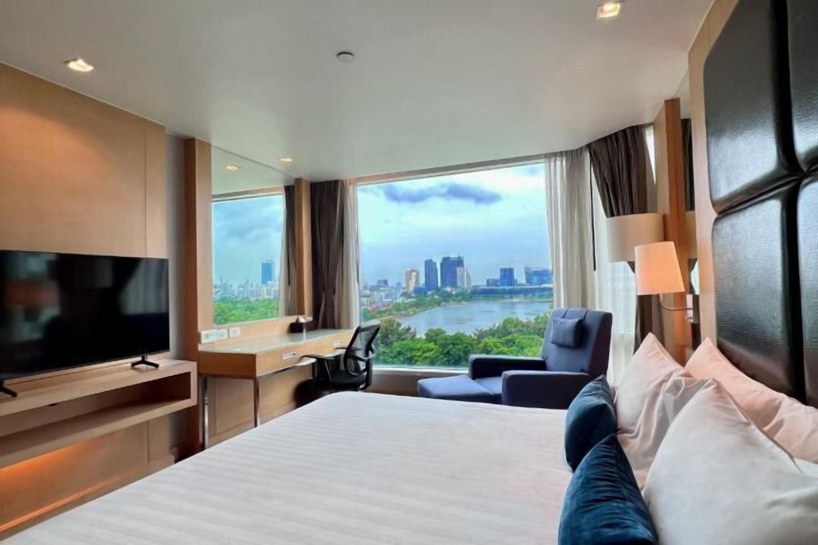 In-room safe, individually furnished, desk, laptop workspace