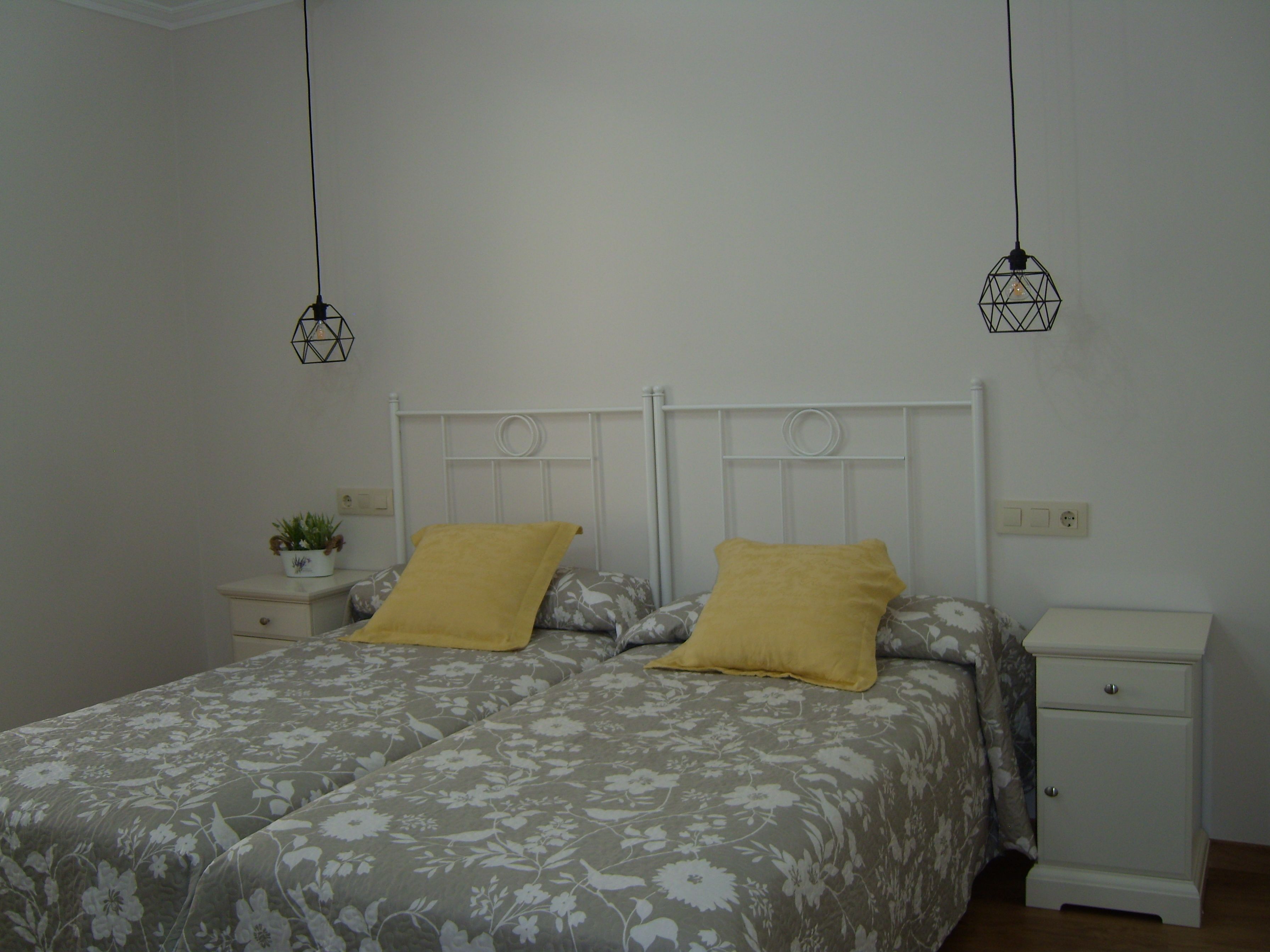 Kamer, 1 twee- of 2 eenpersoonsbedden | Een bureau, verduisterende gordijnen, gratis babybedden