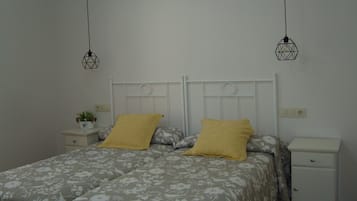 Kamer, 1 twee- of 2 eenpersoonsbedden | Een bureau, verduisterende gordijnen, gratis babybedden