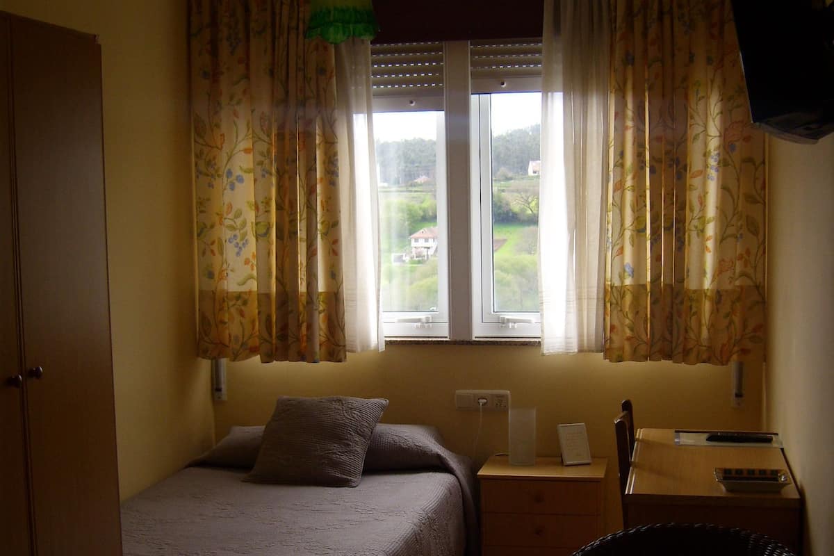 Single Room | Desk, blackout drapes, free cribs/infant beds, rollaway beds