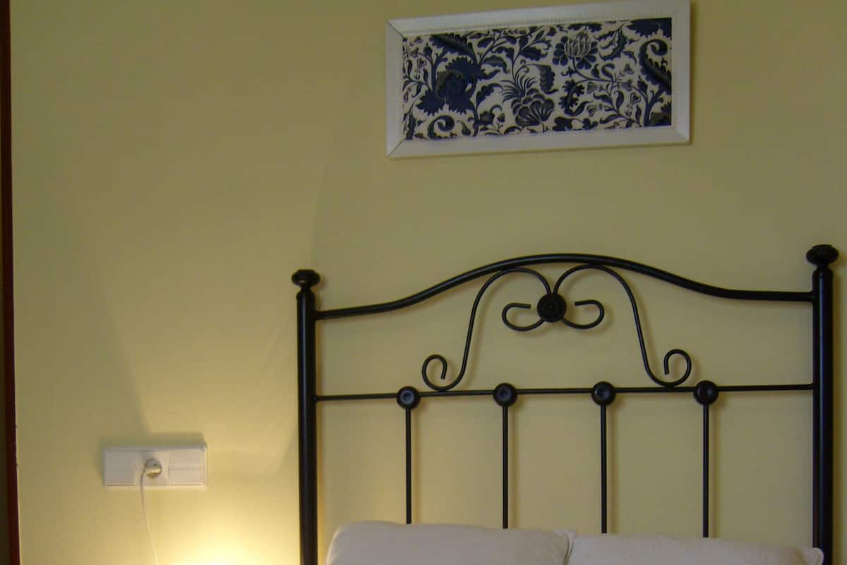 Single Room | Desk, blackout drapes, free cribs/infant beds, rollaway beds